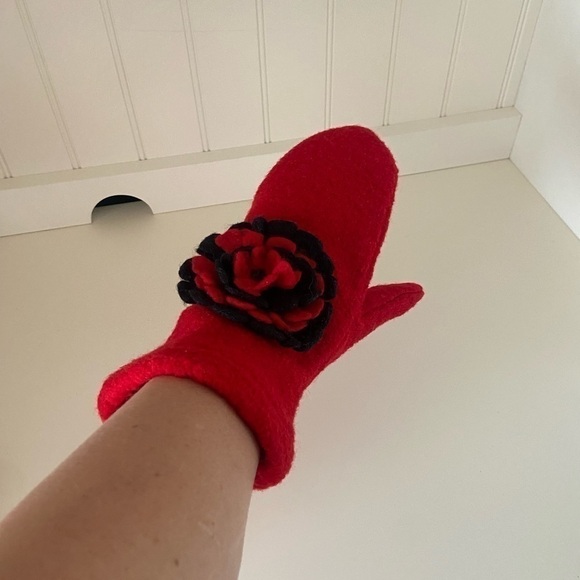 COPY - Simu Woman's Beautiful Red Floral Swedish 100% Wool Mittens‌‌ - Picture 10 of 10